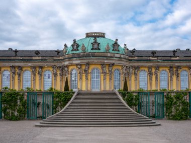Sanssouci Sarayı 'ndaki merdivenler ve teraslar.