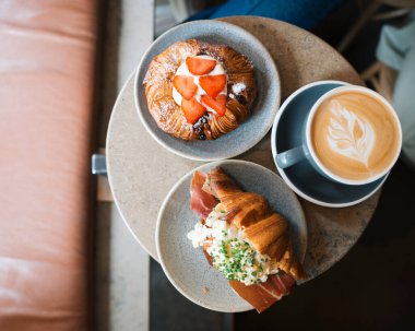 Taze pişmiş kruvasan ve kahveli hamur işleri bir kafede.