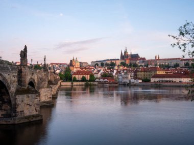 Charles Köprüsü Şafakta Prag Kalesi ile