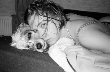 Sessiz, siyah ve beyaz bir anda başını bir spanyele yaslayan kadın.