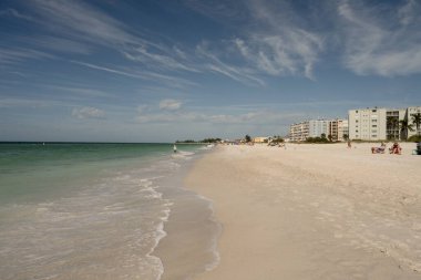 Turistler, Florida Holmes Sahili 'nde plaj tatilinin tadını çıkarıyorlar.