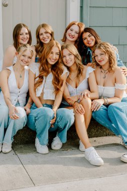 Z jenerasyonu üniversite öğrencileri kampüste birlikte gülümsüyor.