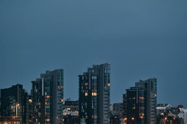 Reykjavik 'i aydınlatan modern binalar, İzlanda' da alacakaranlıkta ufukta belirdi.