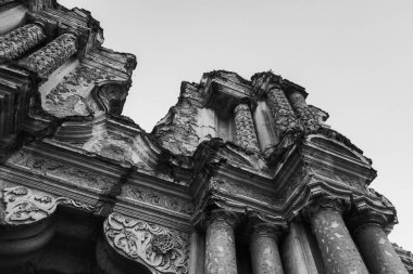 Antigua, Guatemala 'da Iglesia del Carmen harabelerinin dramatik açısı