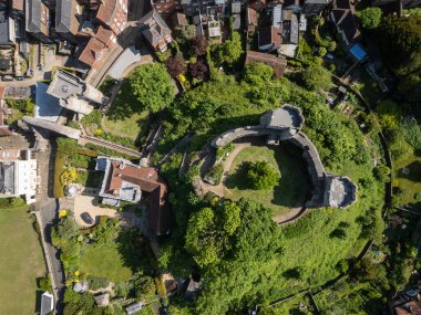 Yeşil tepedeki eski ortaçağ şatosunun güzel hava manzarası