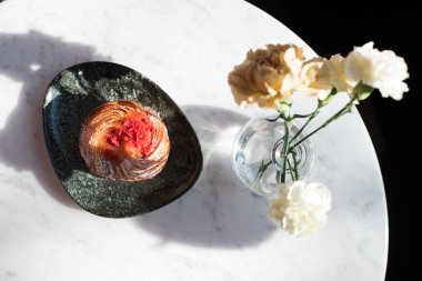 Kafede çiçekli bir masada taze muhallebi.