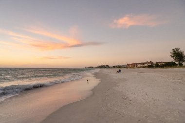 Anna Maria Adası, Florida 'da Holmes Sahili üzerinde muhteşem bir gün doğumu.
