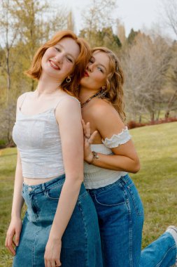 Üniversitede arkadaşlığı kucaklayan iki genç kız.