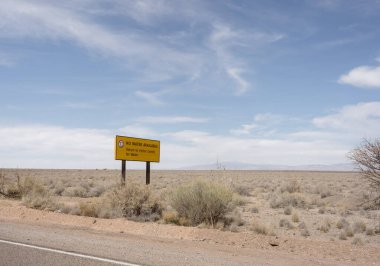 New Mexico 'da çölde yol kenarında su işareti yok.