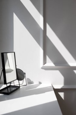 Gölge Oyun ve Aynalarla Minimalist İçişleri