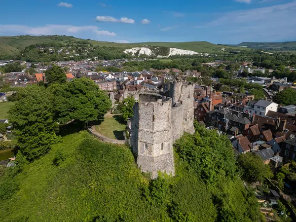Yeşil tepedeki eski ortaçağ şatosunun güzel hava manzarası