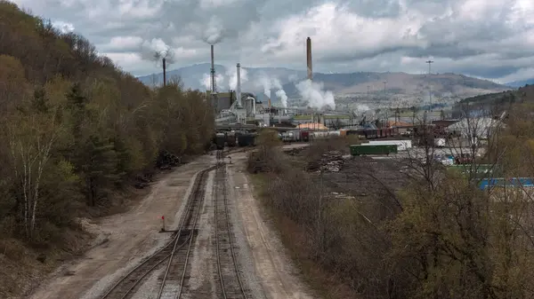 Dağlardaki uzak bir fabrikaya giden raylar.