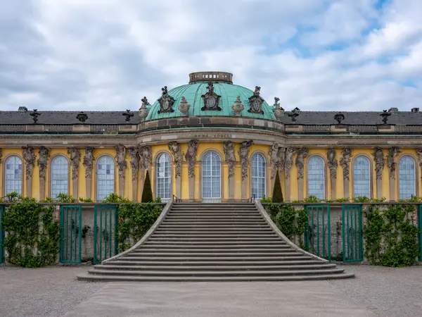 Sanssouci Sarayı 'ndaki merdivenler ve teraslar.
