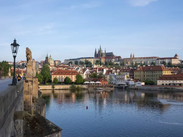 Gündoğumunda Prag Kalesi Charles Köprüsü ve Vitava Nehri