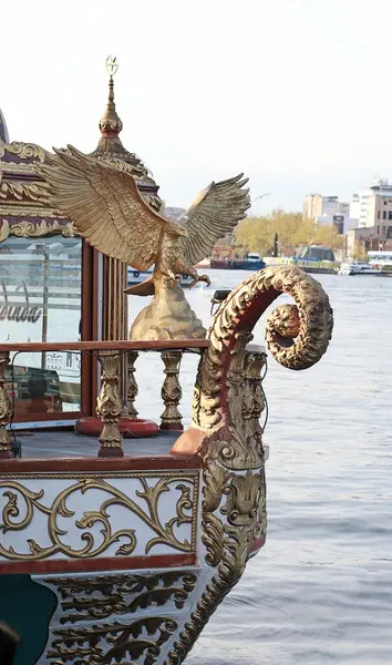 Geleneksel bir teknede kanatlı altın kartal heykeli