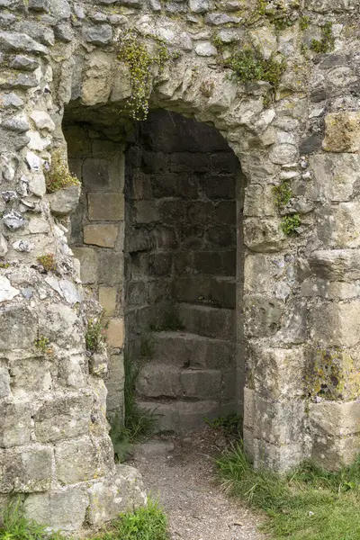 Lewes Manastırı 'ndaki eski tarihi duvarlara ve harabelere bakın.