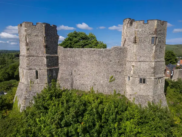 Yeşil tepedeki eski ortaçağ şatosunun güzel hava manzarası