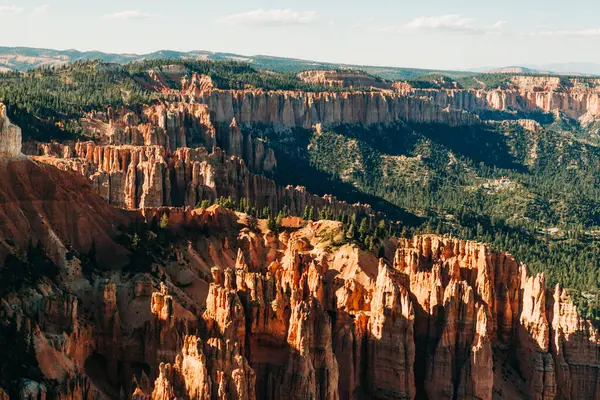 Bryce Ulusal Parkı 'ndaki Gökkuşağı Noktası' ndan Hoodoos 'a gün batımı ışığı