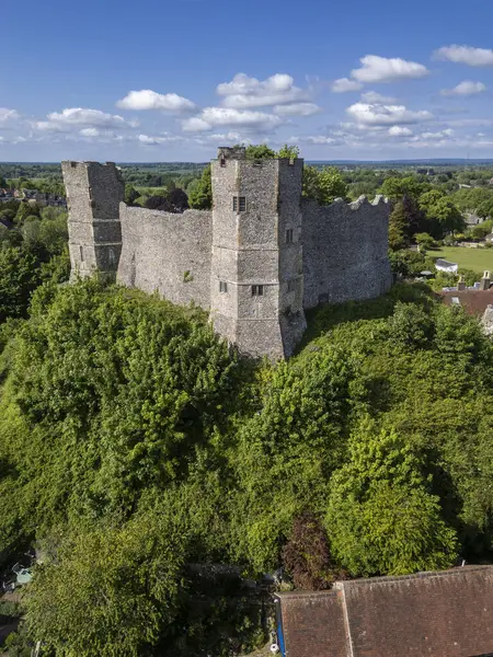 Yeşil tepedeki eski ortaçağ şatosunun güzel hava manzarası
