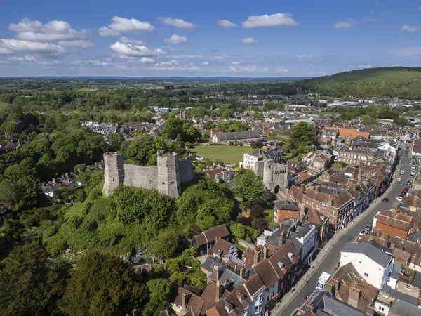 Yeşil tepedeki eski ortaçağ şatosunun güzel hava manzarası