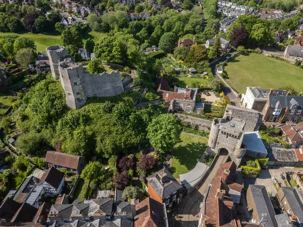 Yeşil tepedeki eski ortaçağ şatosunun güzel hava manzarası