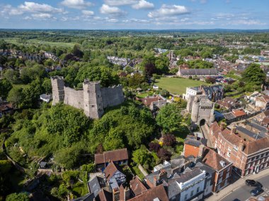 Yeşil tepedeki eski ortaçağ şatosunun güzel hava manzarası