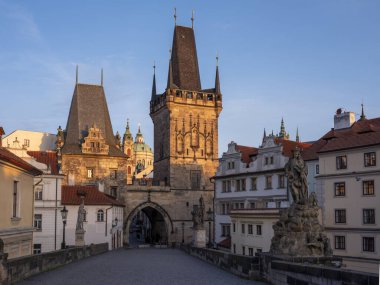 Prag 'da Gündoğumunda Charles Köprüsü ve Kulesi