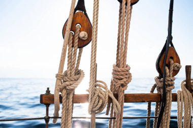 Michigan Gölü 'nde gün batımına bakan geminin kenarındaki yelkenli ipleri.