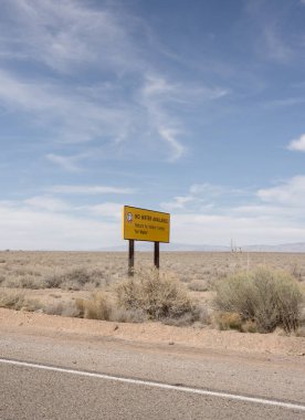New Mexico 'da çölde yol kenarında su işareti yok.