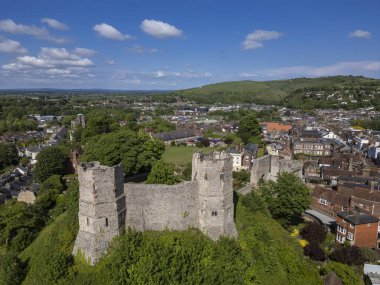 Yeşil tepedeki eski ortaçağ şatosunun güzel hava manzarası