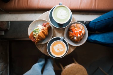 Bir kafede kahve ve kibrit eşliğinde masada zanaatkar yemeği.