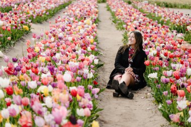 Gülümseyen Kadın Hollanda Kırsalında Lale Çiçeği Mevsiminde Eğleniyor