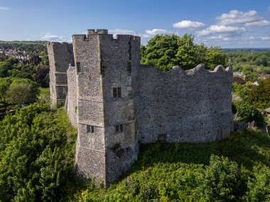 Yeşil tepedeki eski ortaçağ şatosunun güzel hava manzarası