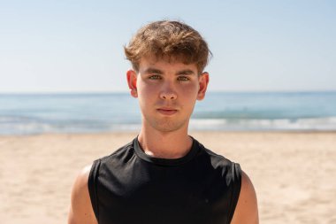 Sahilde Ciddi ve Doğal Genç Bir Adamın Portresi