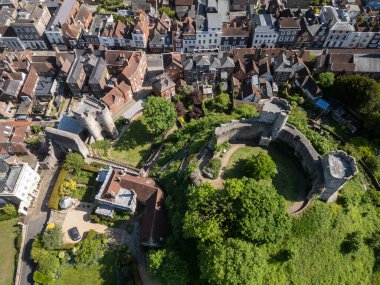 Yeşil tepedeki eski ortaçağ şatosunun güzel hava manzarası