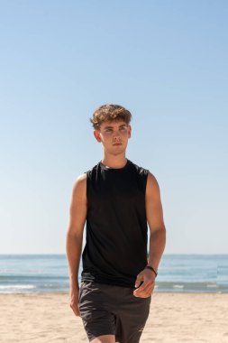 Aktif Genç Adam Güneş Altında Sahilde Yürüyor