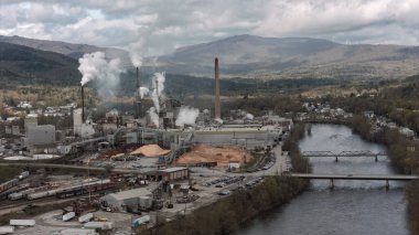 Nehrin yanındaki Rumford, Maine 'de kirlilik yayan kağıt fabrikası manzarası.