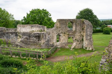 Lewes Manastırı 'ndaki eski tarihi duvarlara ve harabelere bakın.
