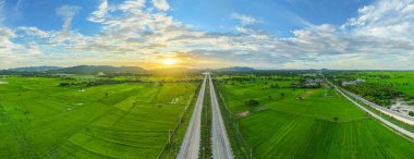 Ufuk çizgisine doğru düz yol Tayland hava manzarası