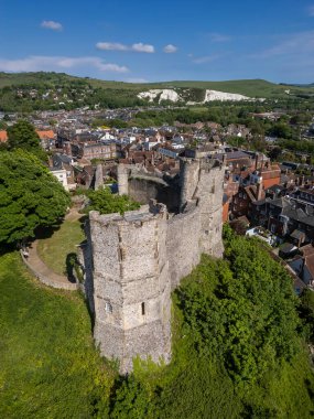 Yeşil tepedeki eski ortaçağ şatosunun güzel hava manzarası