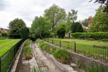 Lewes Village, İngiltere 'deki tarihi yeşil bahçeye güzel bir manzara.