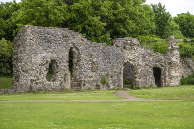 Lewes Manastırı 'ndaki eski tarihi duvarlara ve harabelere bakın.
