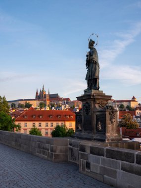 Prag 'daki Charles Köprüsü' nde Halo 'nun heykeli