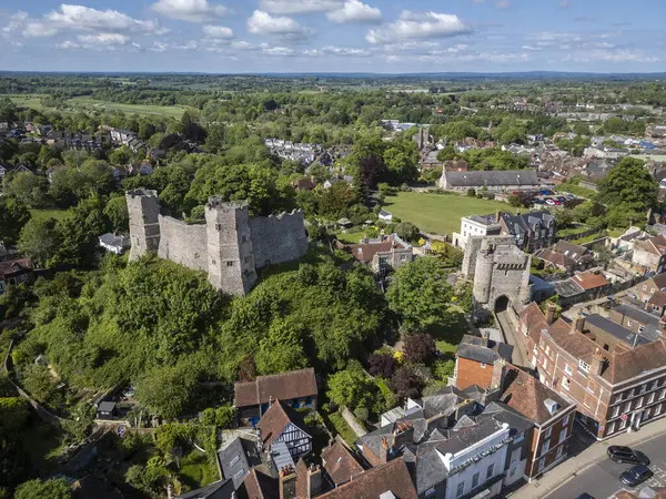 Yeşil tepedeki eski ortaçağ şatosunun güzel hava manzarası