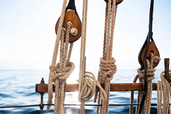 Michigan Gölü 'nde gün batımına bakan geminin kenarındaki yelkenli ipleri.