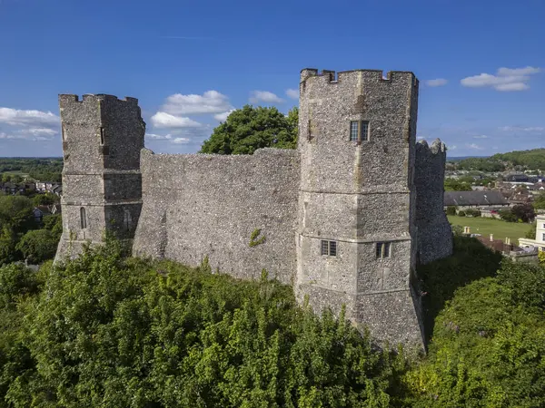 Yeşil tepedeki eski ortaçağ şatosunun güzel hava manzarası