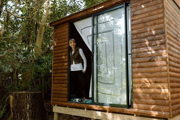 Женщины в дверях ее крошечного дома