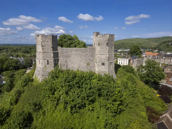 Yeşil tepedeki eski ortaçağ şatosunun güzel hava manzarası