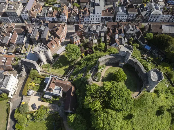 Yeşil tepedeki eski ortaçağ şatosunun güzel hava manzarası