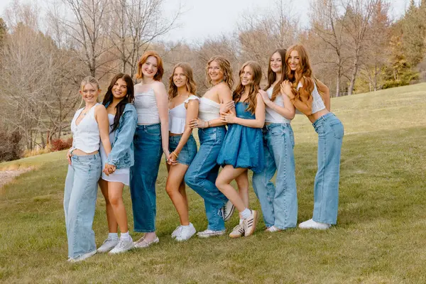 Üniversite öğrencileri kampüste birlikte poz veriyorlar.